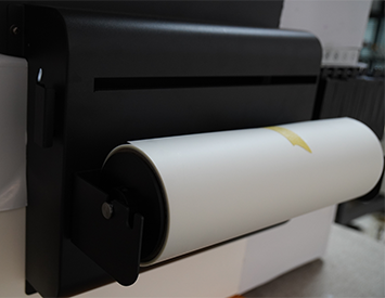 Impresora UV de cama plana con pequeño espacio ocupado soporta impresión plana e impresión en rollo