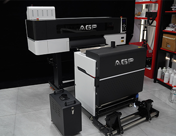 AGP 의 인기 있는 60cm DTF 프린터 모델은 Epson I3200-A1 듀얼 프린트헤드와 수직 파우더 셰이커 기능을 갖추고 있어 직물 인쇄에 최적화되어 있습니다