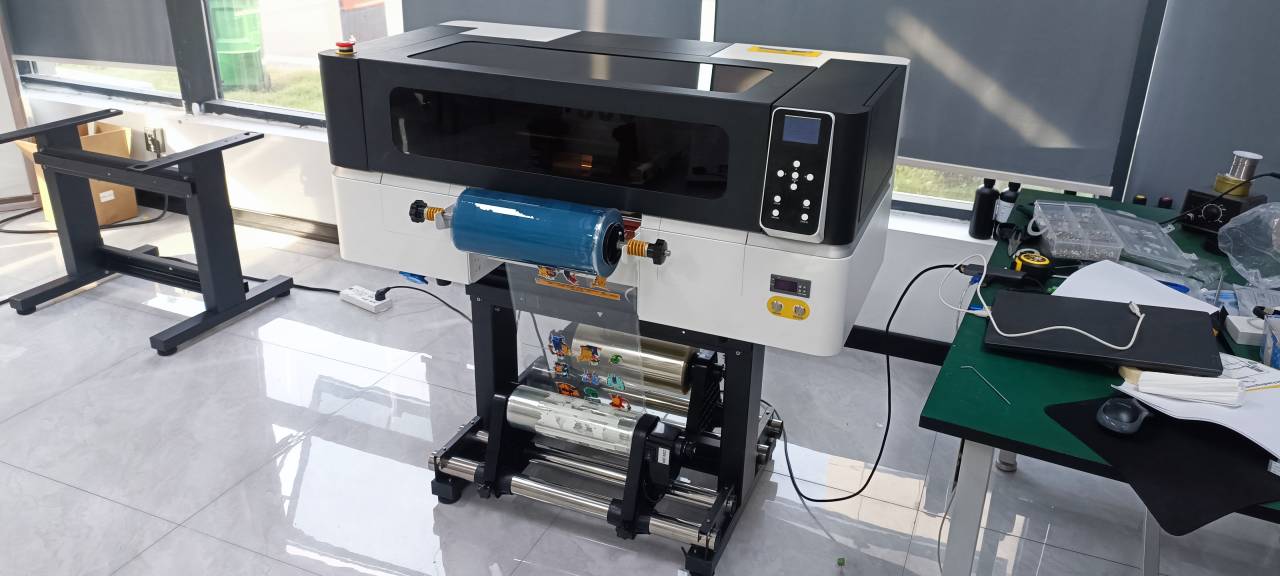AGP 30cm 롤 투 롤 UV DTF 프린터는 레미네이팅 기능이 있는 자동 압착기와 에프슨 i1600-U1 프린트 헤드 3개로 구성되어 있습니다